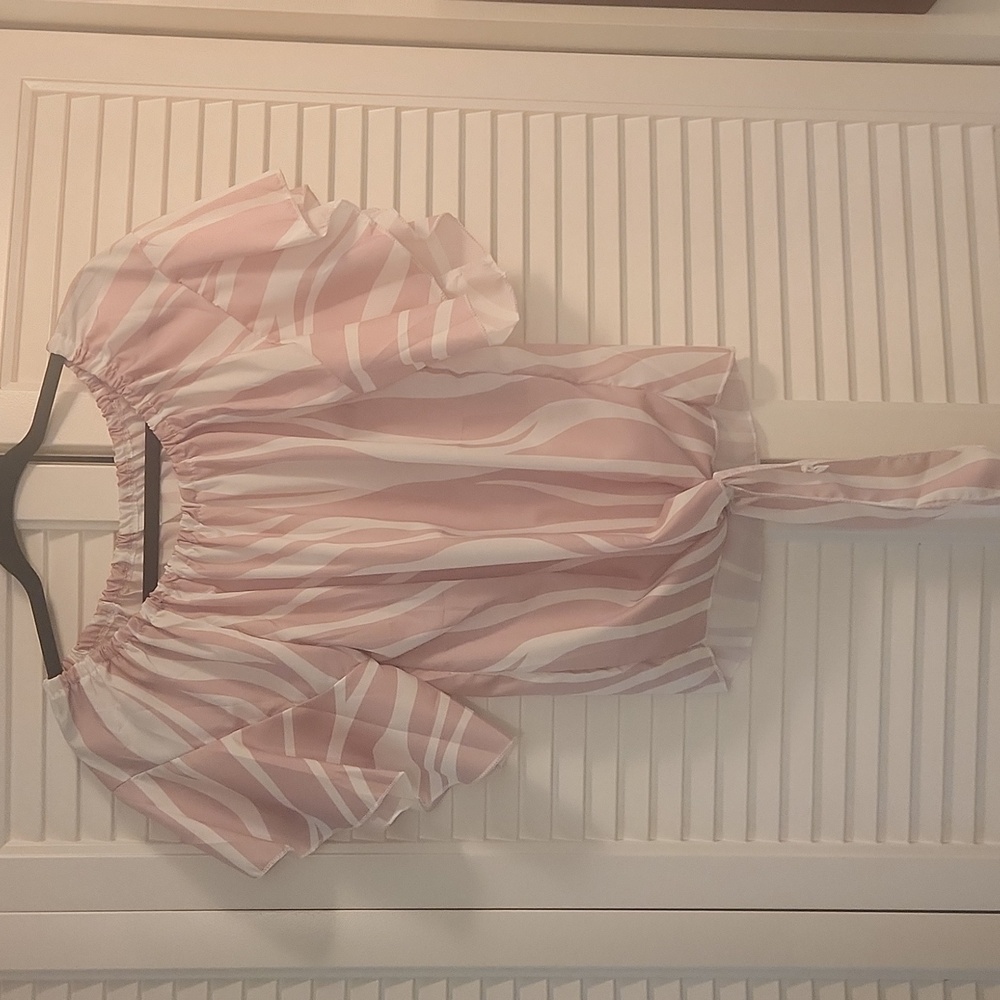 Small pink white top